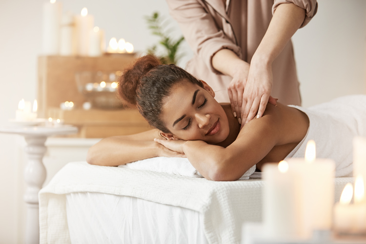 Relaxing massage treatment at Nakiso Spa bien-être