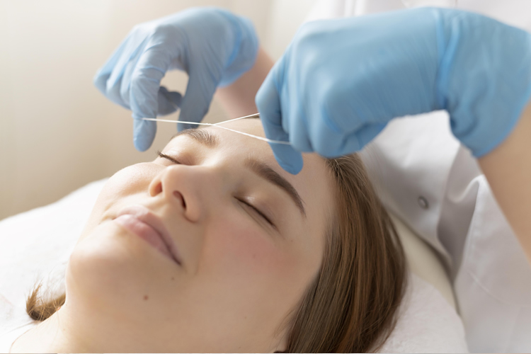 Eyebrow threading treatment at Nakiso Spa bien-être